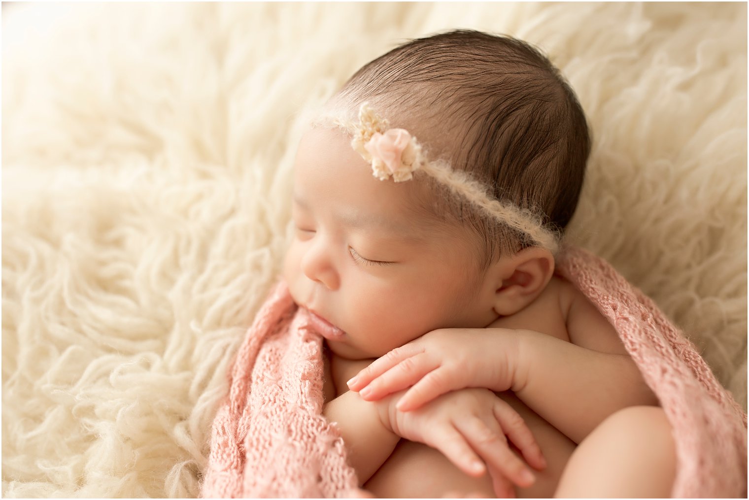 Natural newborn posing by Idalia Photography