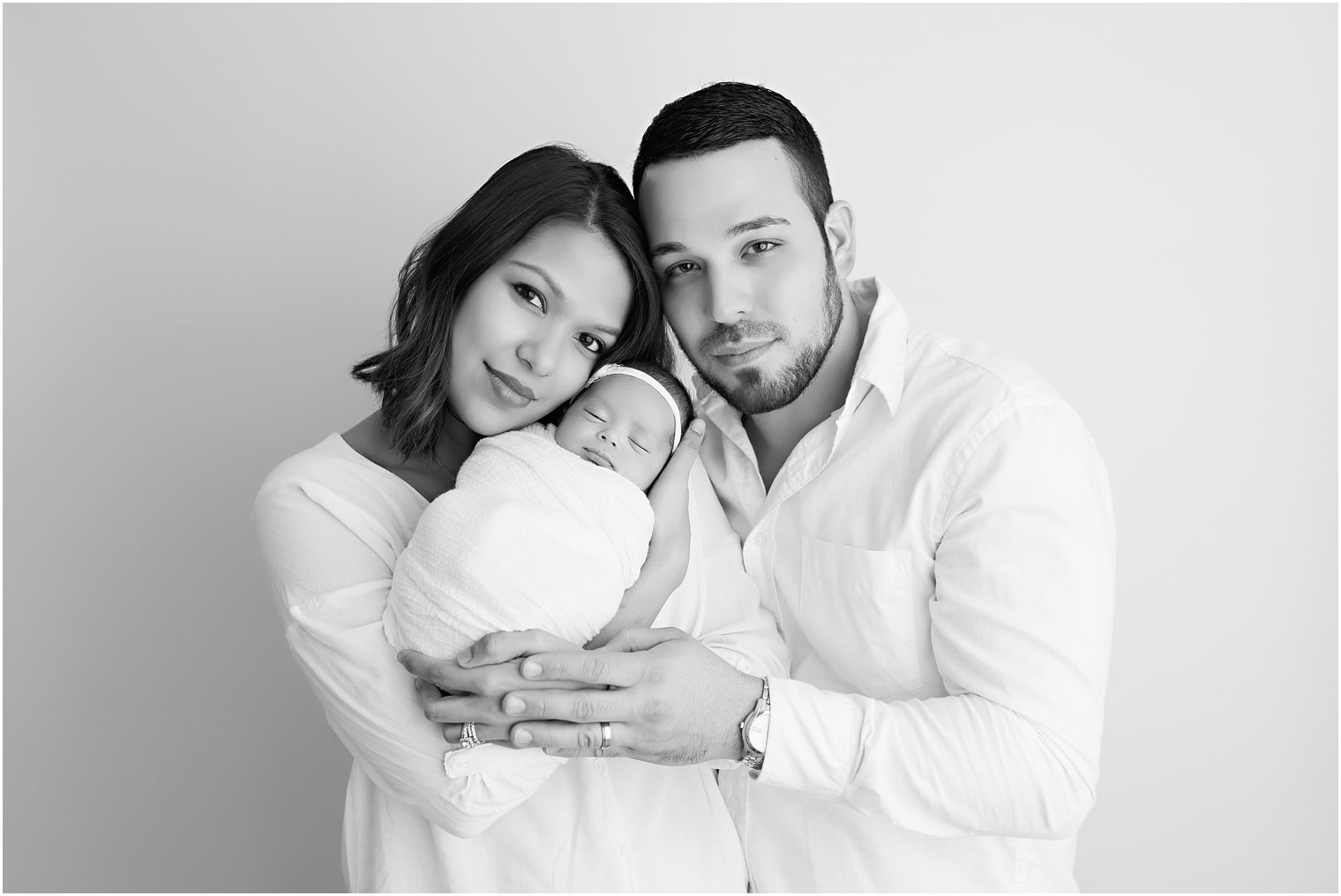 Newborn and family photo in black and white by Idalia Photography