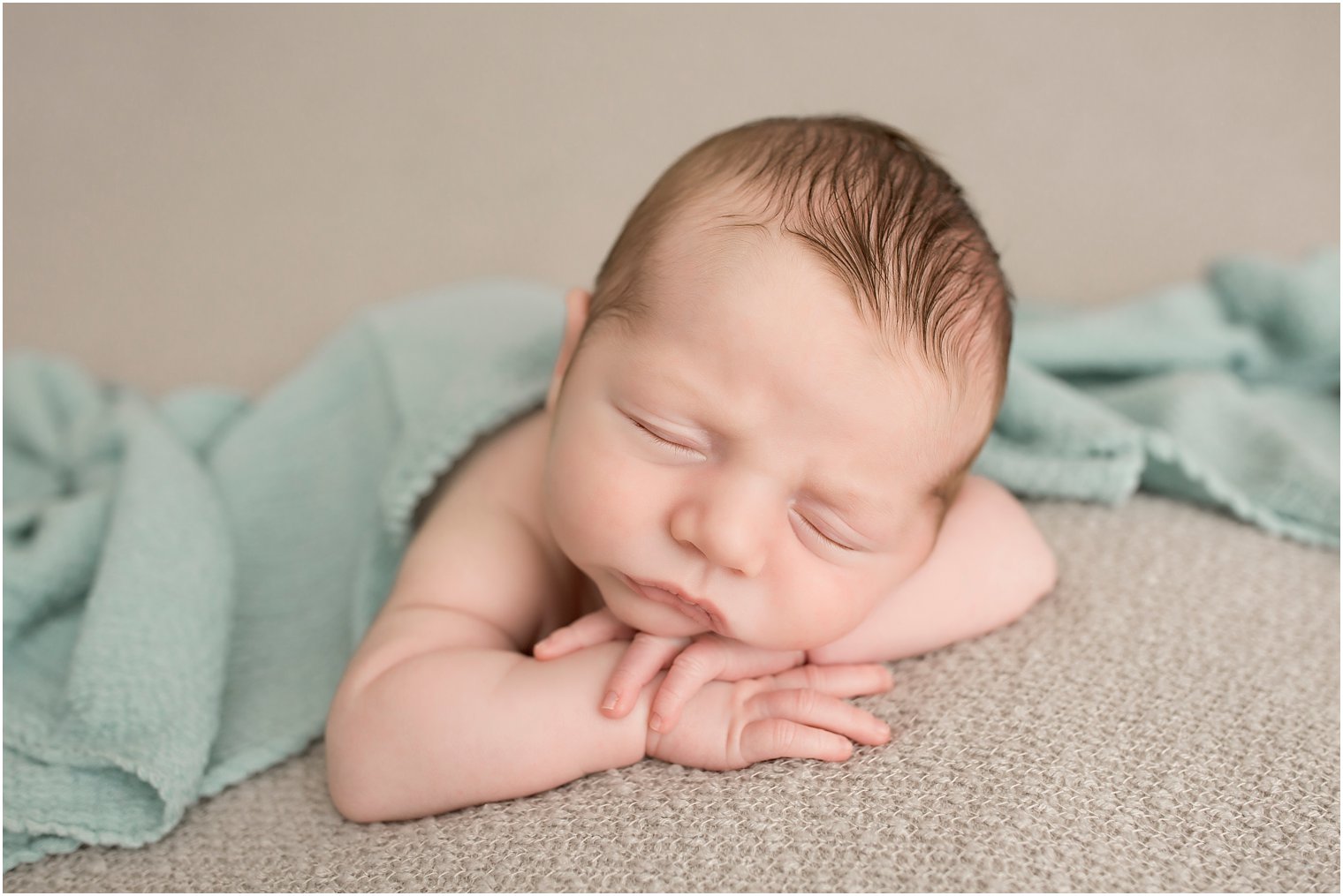 Sleepy newborn boy | Photo by Idalia Photography