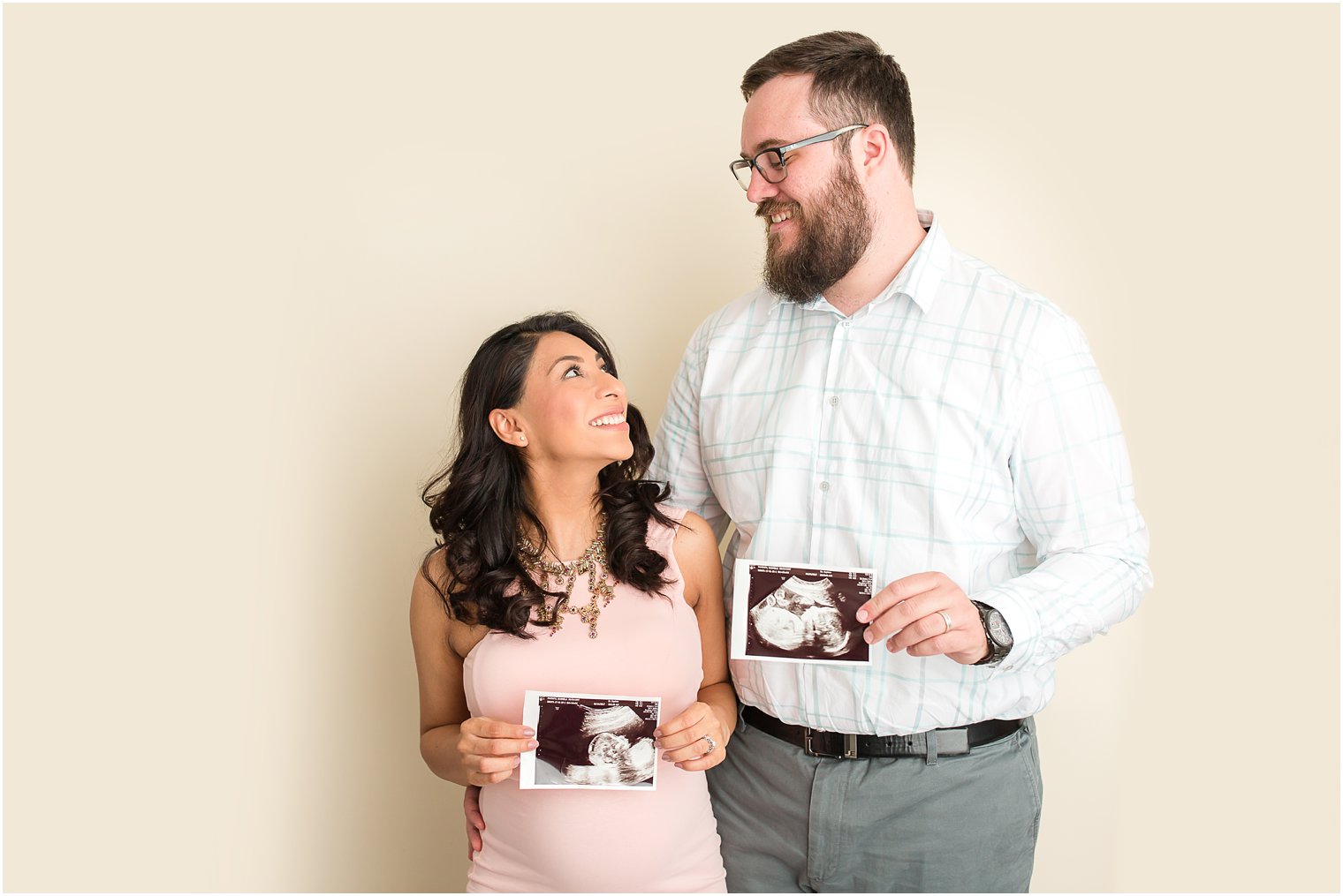 Ultrasound pose idea for pregnancy announcement | Photo by Idalia Photography