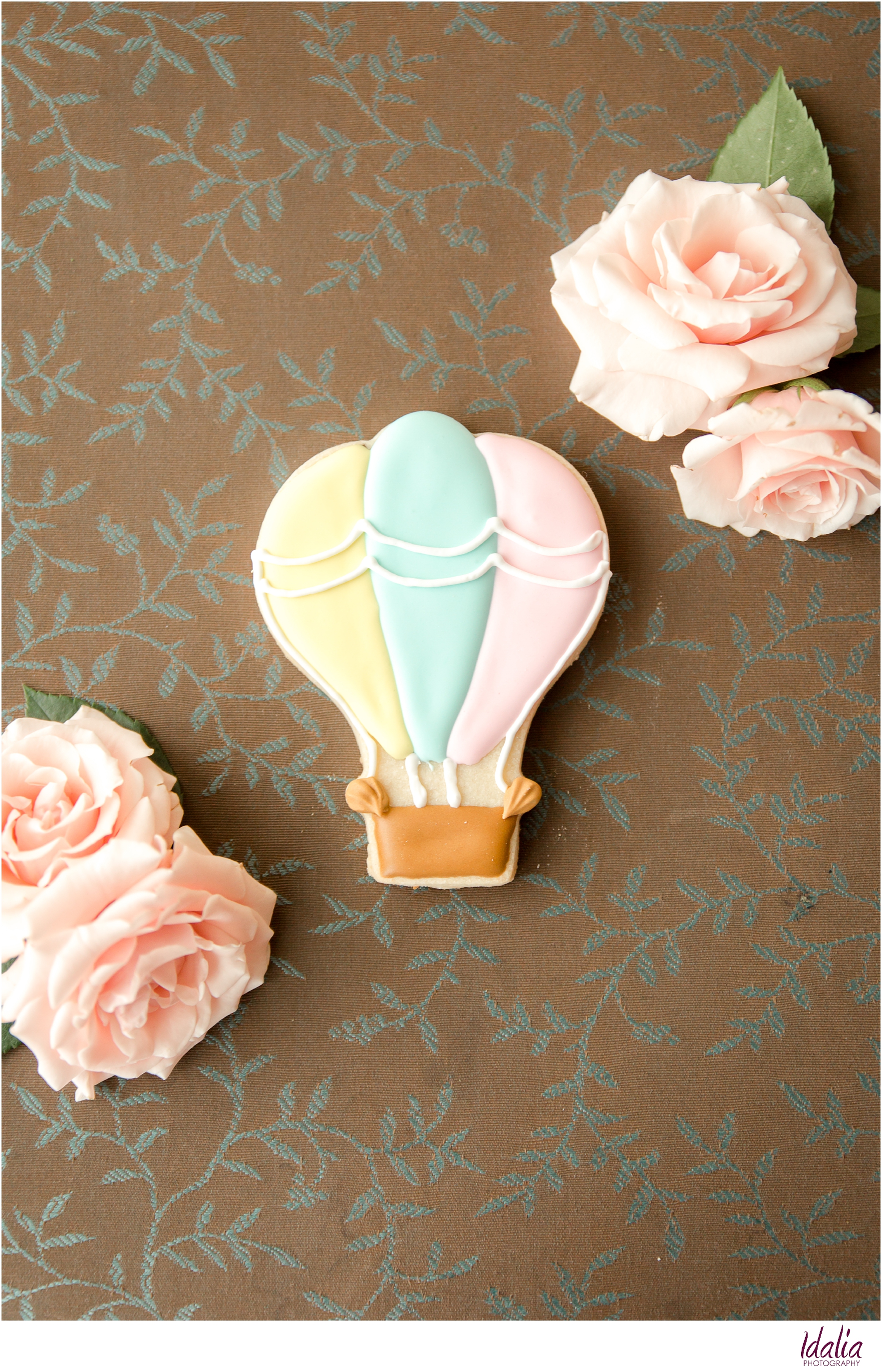 Travel-themed baby shower | Hot air balloon cookies by Pastry Paige | Photo by Idalia Photography