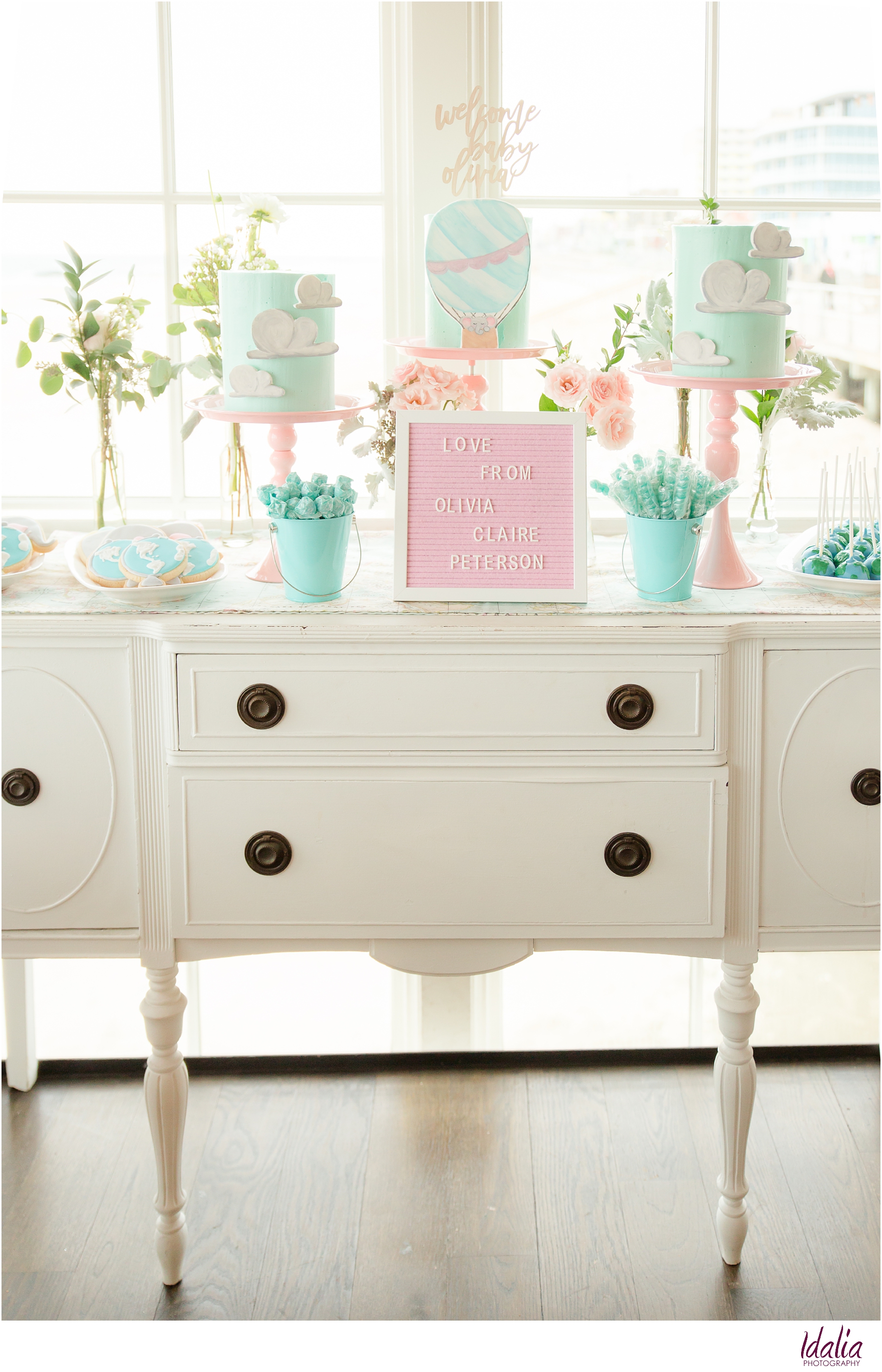 Travel-themed baby shower | Sweets bar by Bogath Events | Photo by Idalia Photography