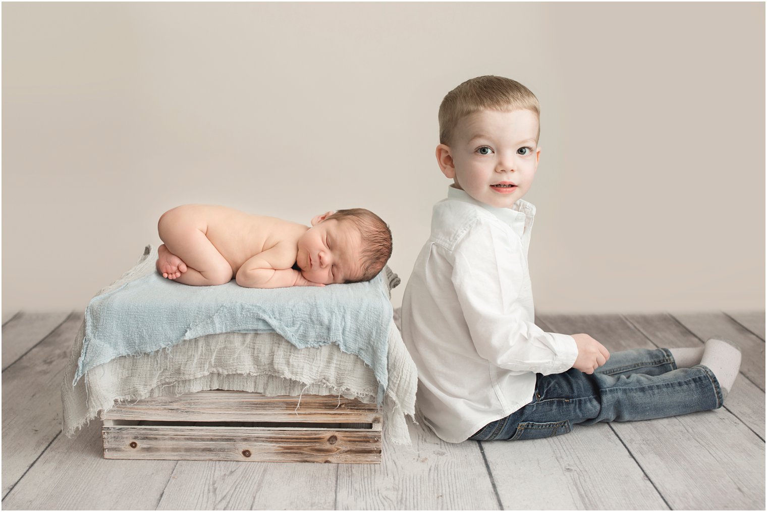 Toddler and newborn sibling during newborn session | Photos by Idalia Photography