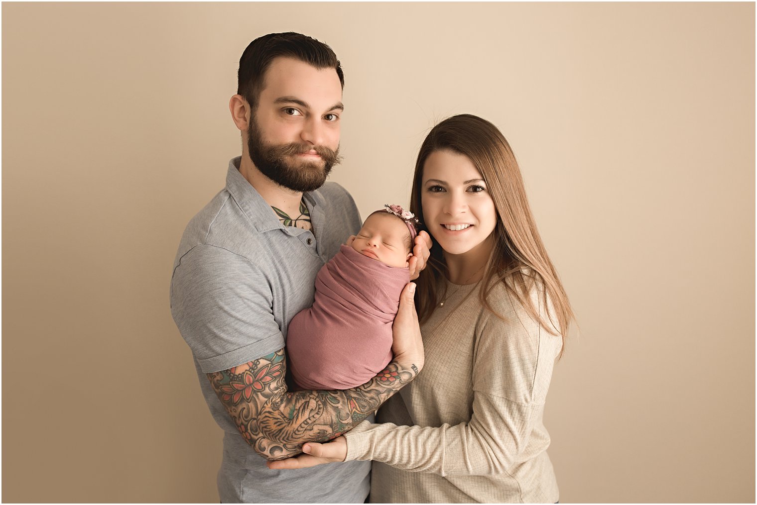 Newborn girl with her parents | Photos by Newborn Photography
