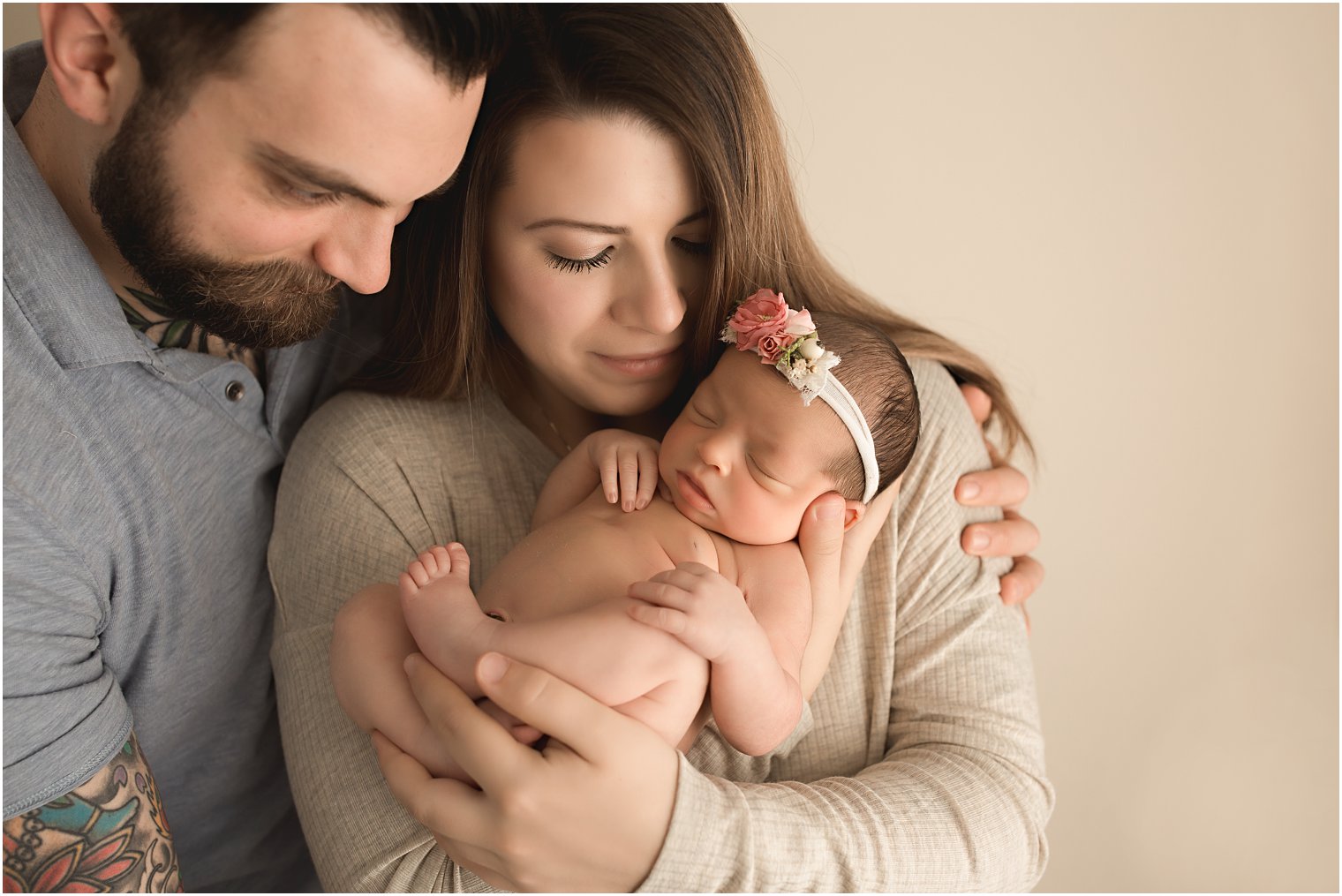 Newborn session with baby naked | Photos by Newborn Photography
